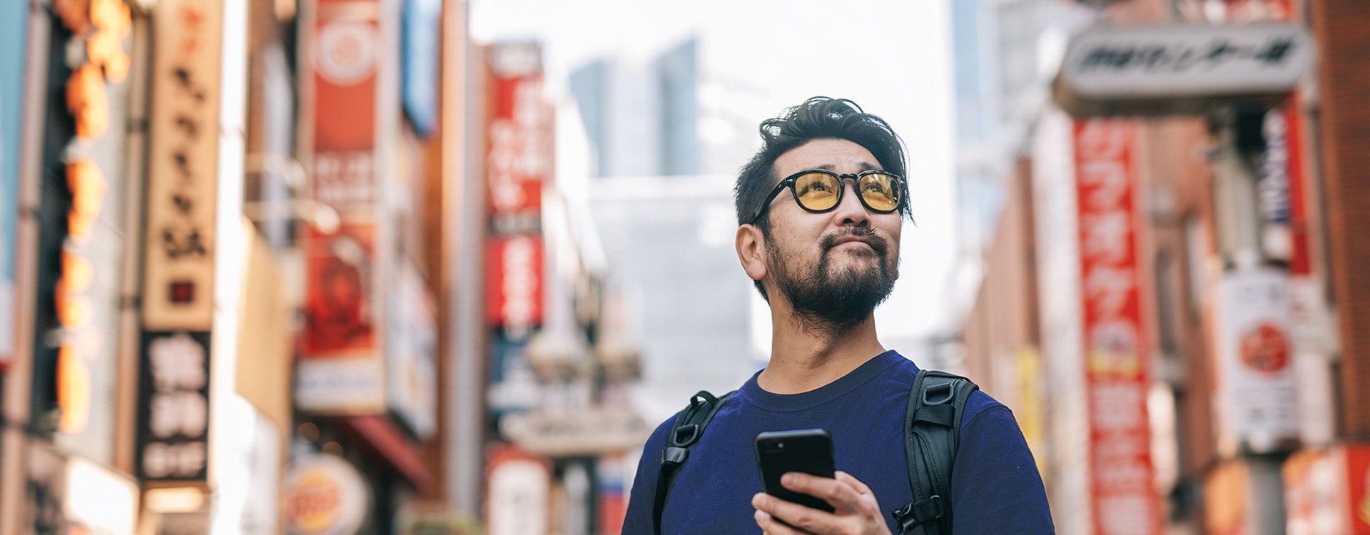 Viajero con un teléfono inteligente caminando en la ciudad